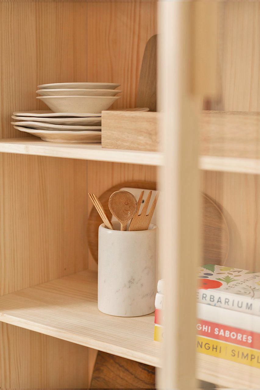 Imagen de ambiente 2 para:Vitrina de madera natural